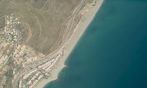 Playa en la desembocadura del arroyo del Negro, Manilva (Fuente: Bing Mapas)